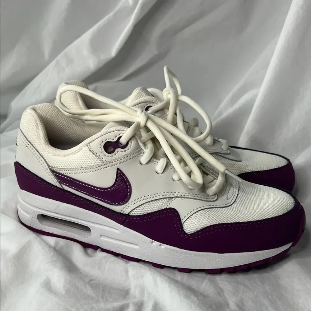 Never Worn NWOB Nike Kid’s Air Max Cream and Purple Sneakers Size 4Y